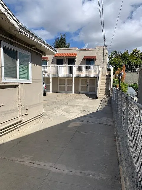 W 6th St