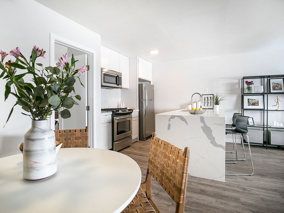 Park View on Yukon dining table and kitchen area