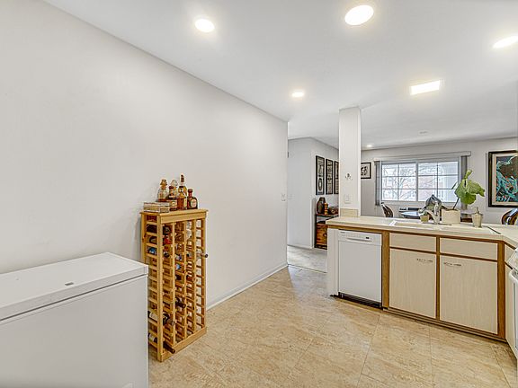 5th image of 101 N Lincoln Ln APT 2A