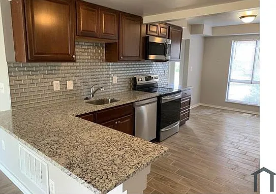 6 bed, 2300 sqft, $3,482 — Photo 2