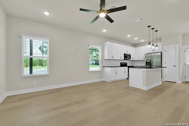 3 bed, 2.5 bath, 1300 sqft, $2,000 — Photo 2