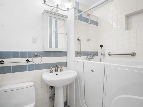 225 East 57th Street image 5 of 8