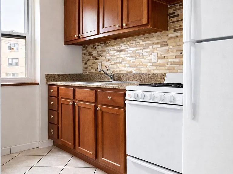 220 Hutchinson Ave — Photo 4