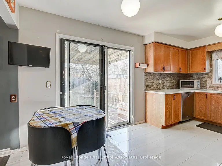 70 Nectarine Cres — Photo 9