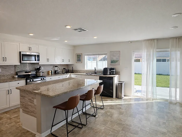 5161 Rowel St — Photo 10