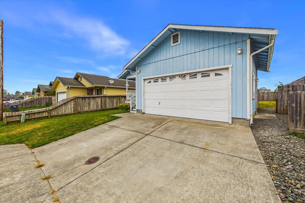 1055 Kirkwood Ct, McKinleyville, CA - View 2
