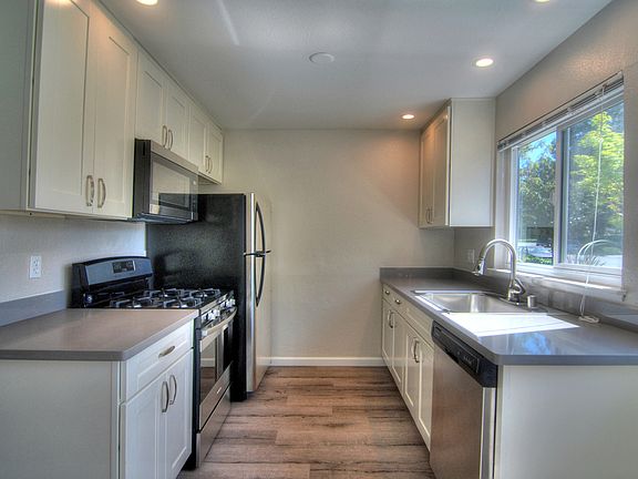 3rd image of 300 Franciscan Ct APT 1
