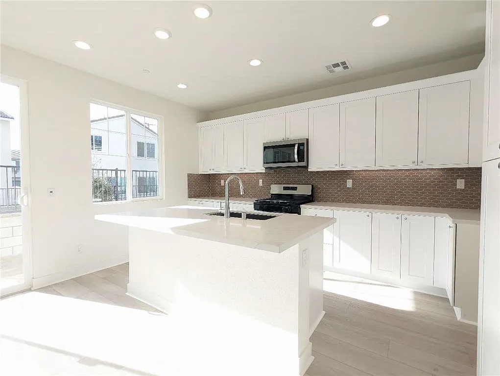 4 bed, 2053 sqft, $3,400 — Photo 4
