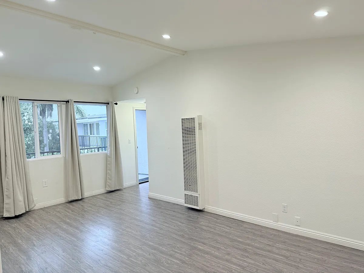 Building Photo - 108 E Wakefield Ave #9