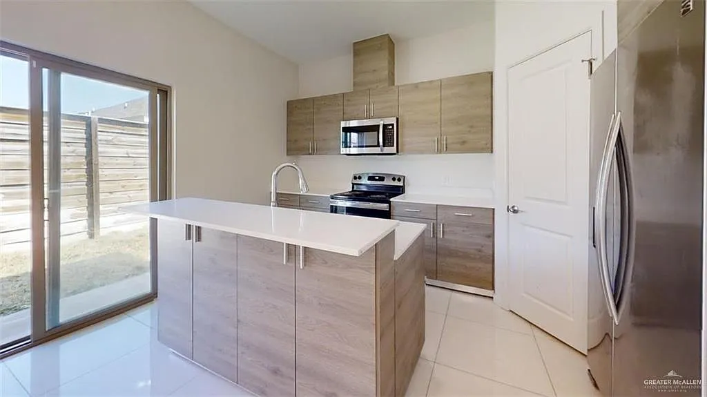 3 bed, 2.0 bath, 1080 sqft, $1,200 — Photo 4