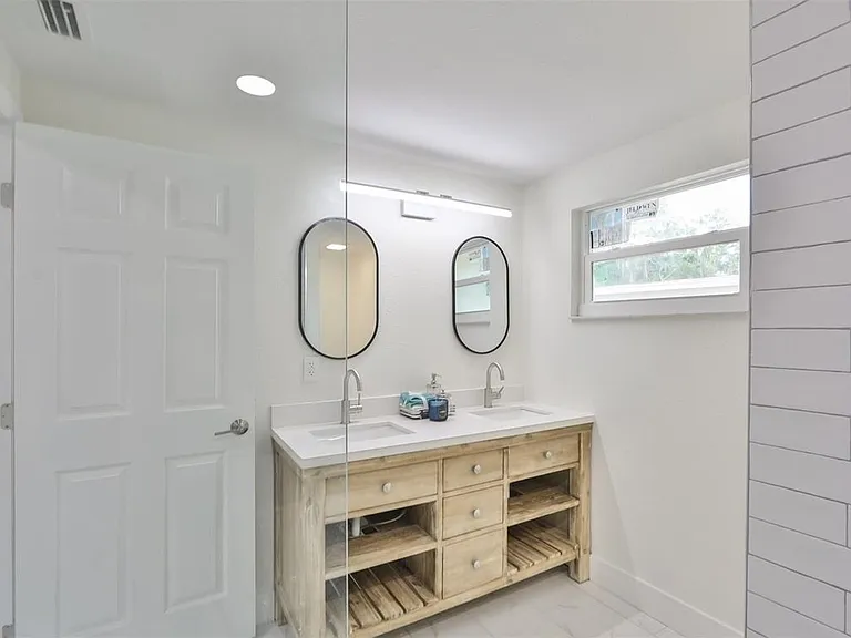 2028 N Betty Ln — Photo 10