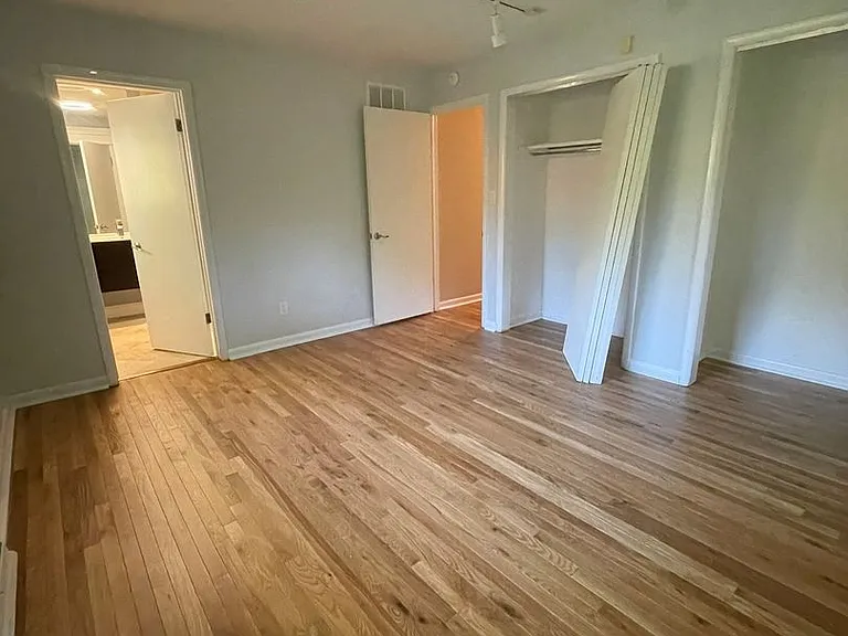 3212 Charing Cross Rd — Photo 14