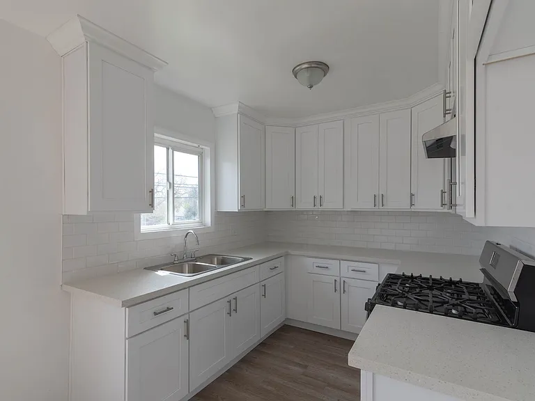 Sepulveda Apartments — Photo 1