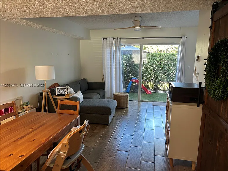 128 Riviera Cir #128 — Photo 4
