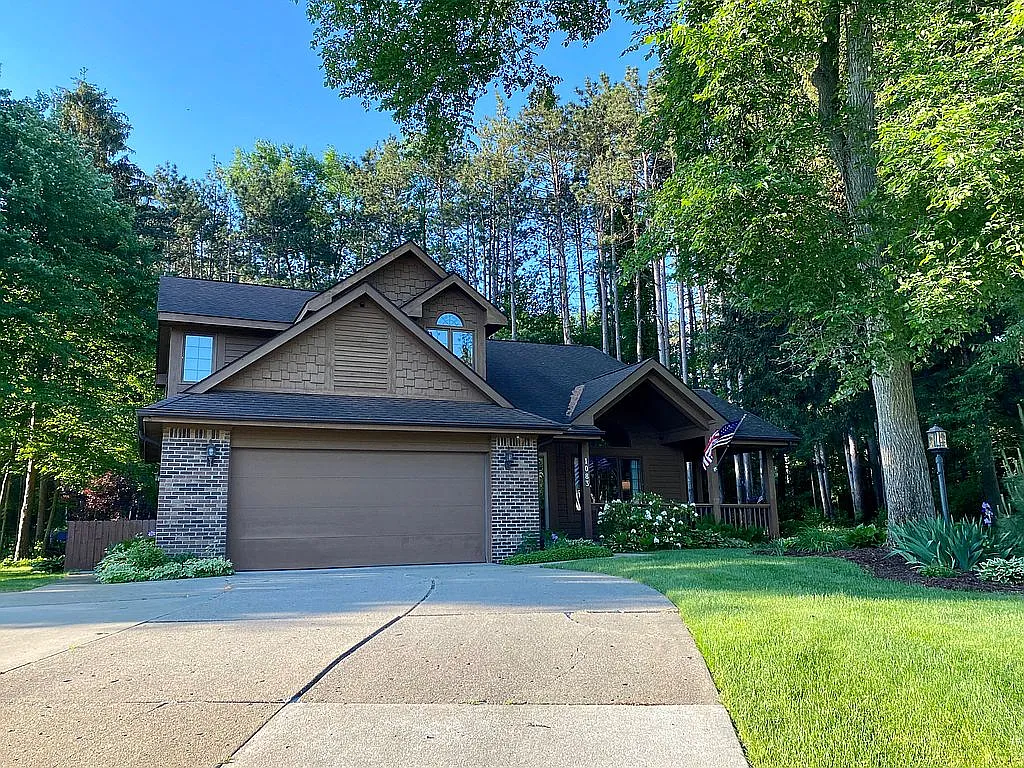 1083 White Oak Dr photo 1