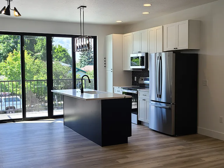 920 Cooley St #B — Photo 2