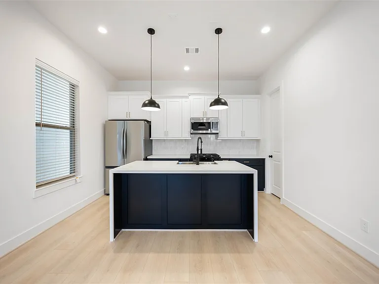 2528 Live Oak St — Photo 5