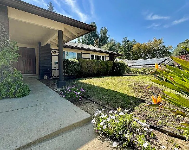 11947 Stewarton Dr — Photo 3