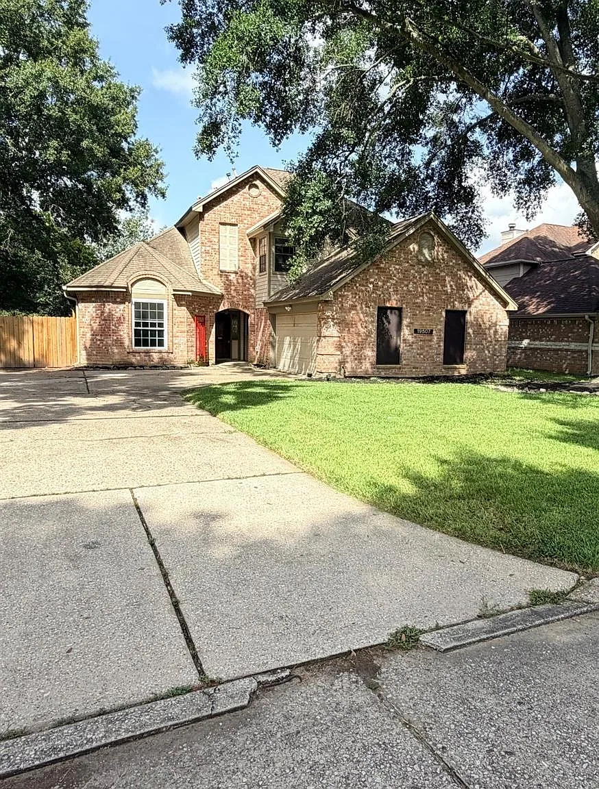 3 bed, 2.5 bath, 2350 sqft, $2,350 — Photo 2