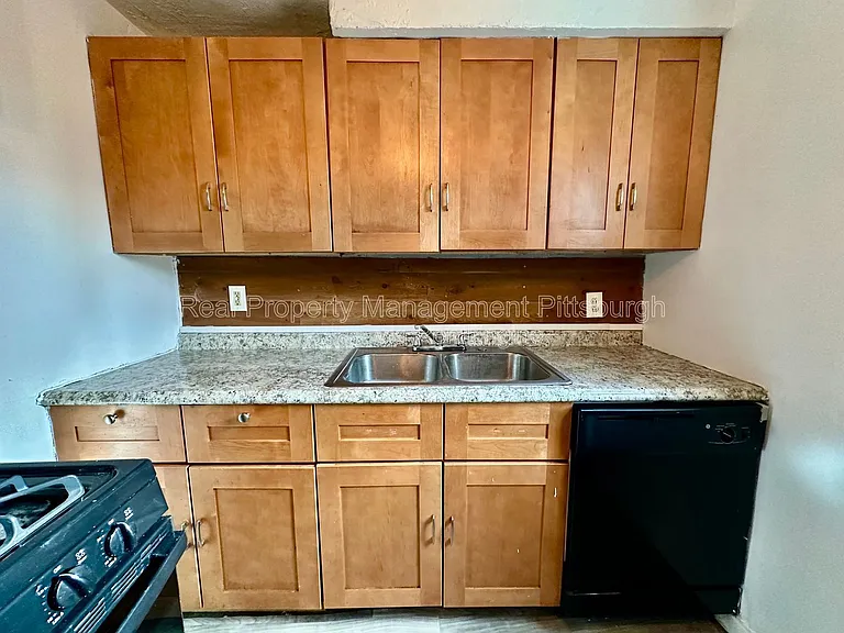 8612 Oakcrest Rd — Photo 3