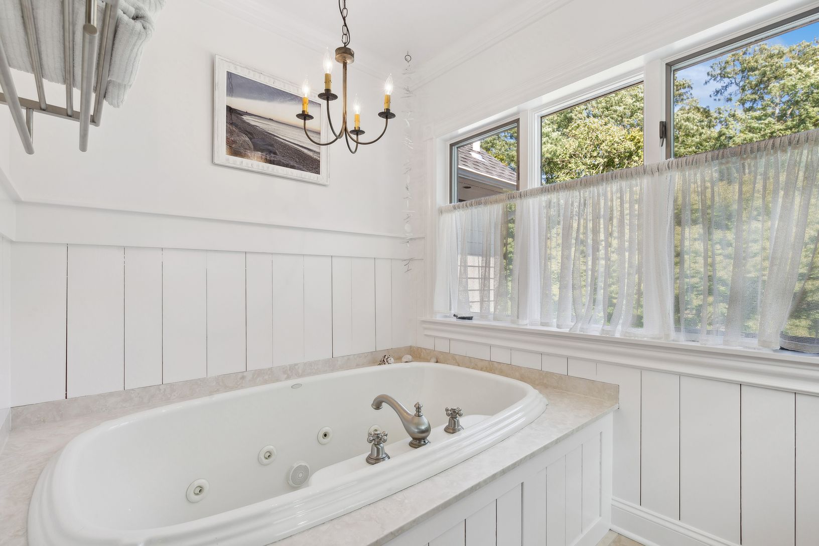  Large and Deep Jacuzzi Tub in Primary Bedroom En Suite