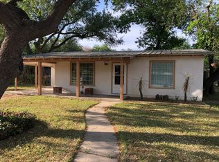 304 W Colonial Pkwy, Devine, TX 78016
