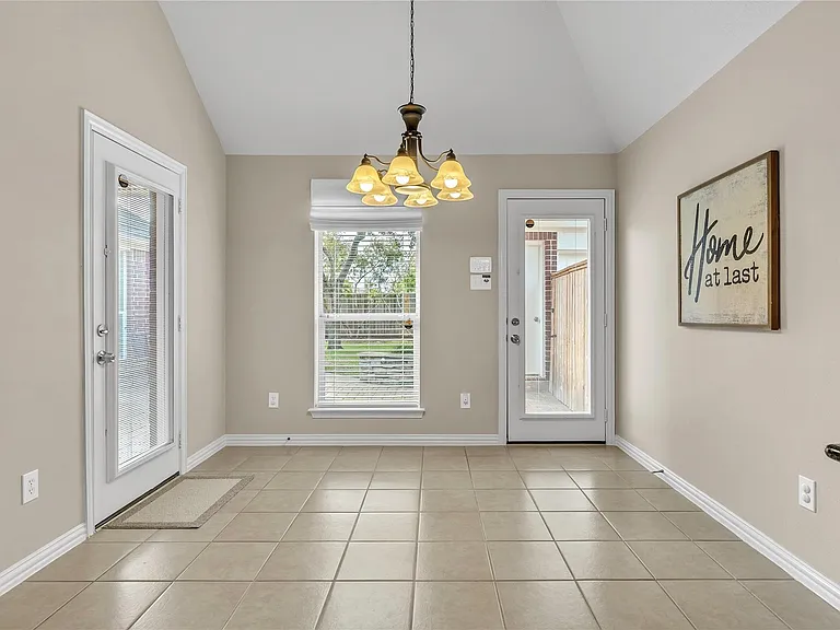 2714 Pebble Creek Dr — Photo 9