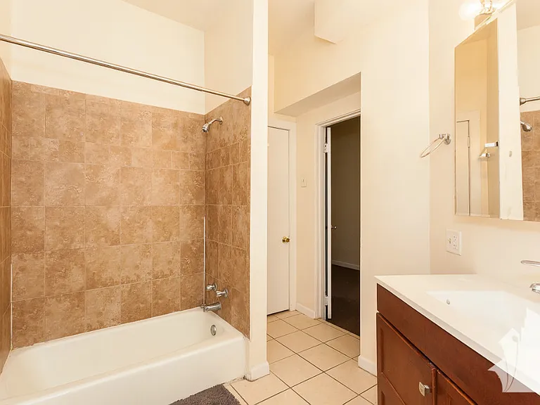 2255 N Southport Ave #O2 — Photo 4