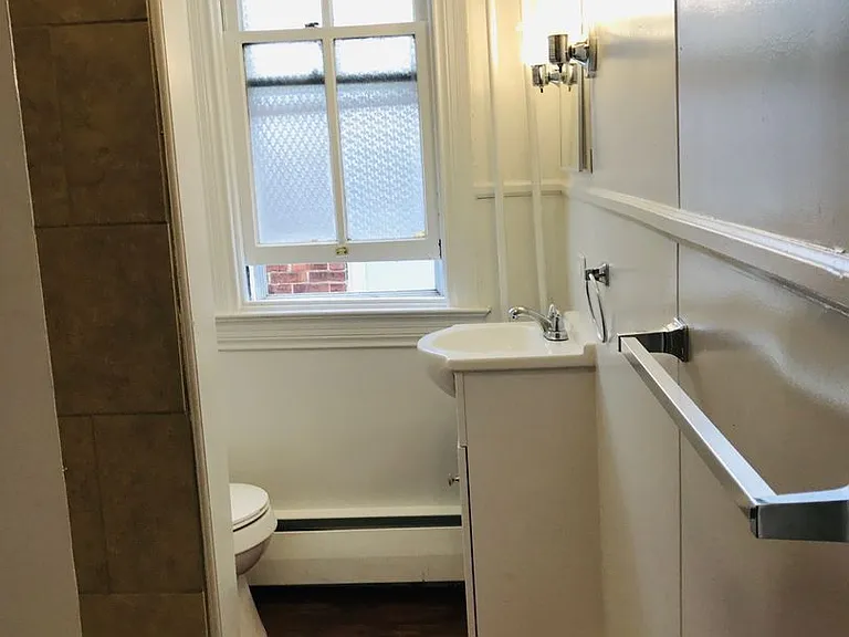 643 W Princess St #2 — Photo 8