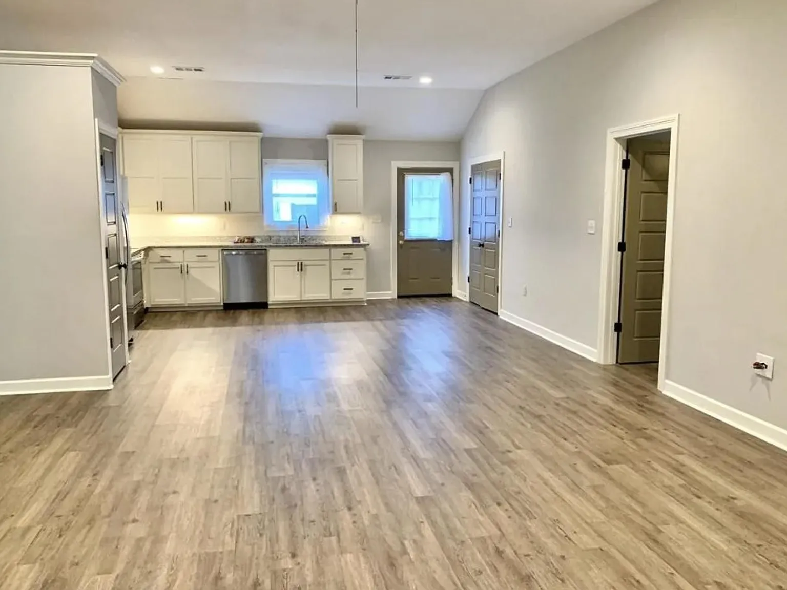 3 bed, 1370 sqft, $1,850 — Photo 3
