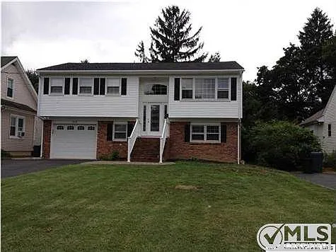 213 Pine Pl photo 1
