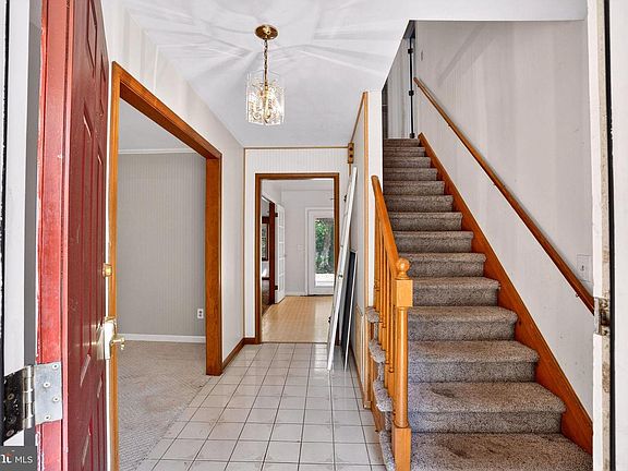 3rd image of 1005 Lantern Hill Ct