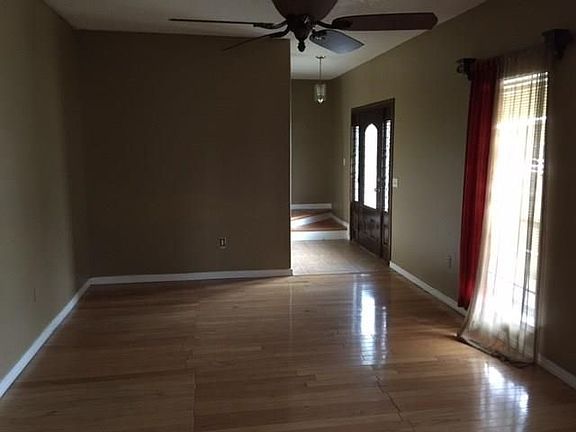 3rd image of 1601 English Colony Dr