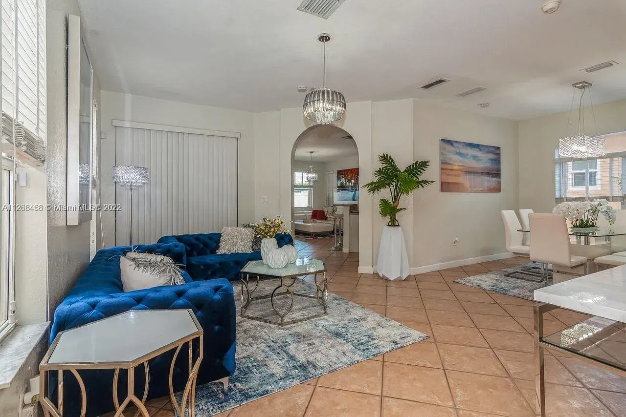 3 bed, 2052 sqft, $3,300 — Photo 3