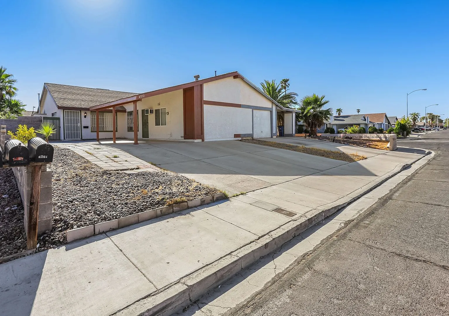 3 Bedroom Home Located In The Heart Of Spring Valley — Photo 1