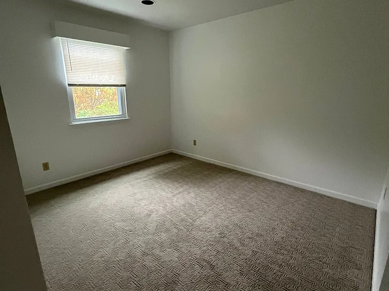 2nd bedroom (12' x 9'10")
