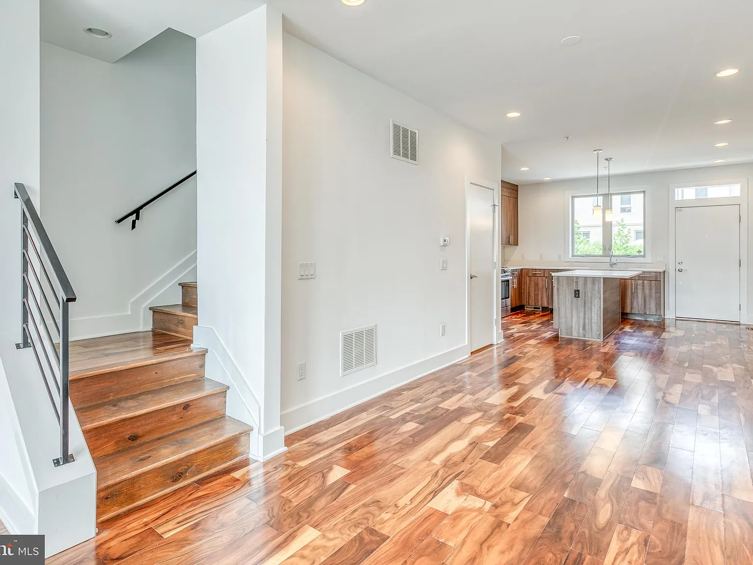 3 bed, 3.0 bath, 2307 sqft, $3,695 — Photo 2