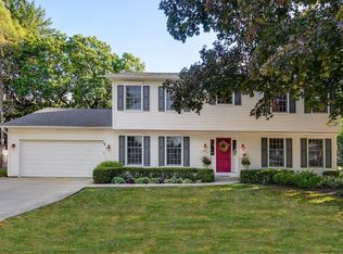 1044 Gracewood Dr, Libertyville, IL 60048