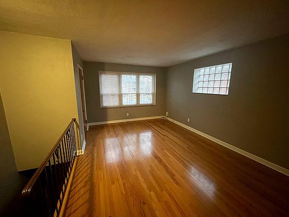 4th image of 5335 Jamieson Ave #2S