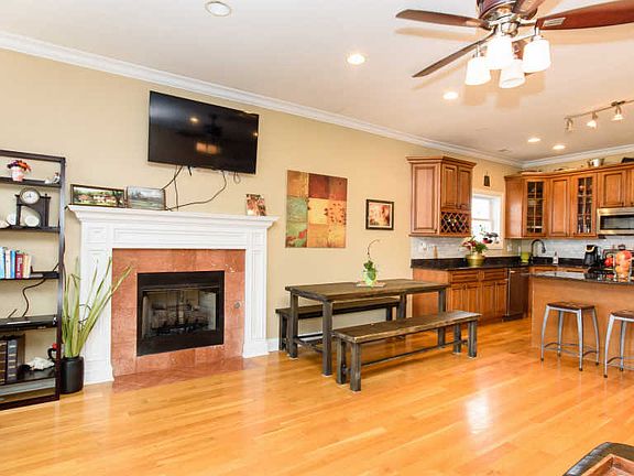 2nd image of 6545 N Sacramento Ave APT 4N