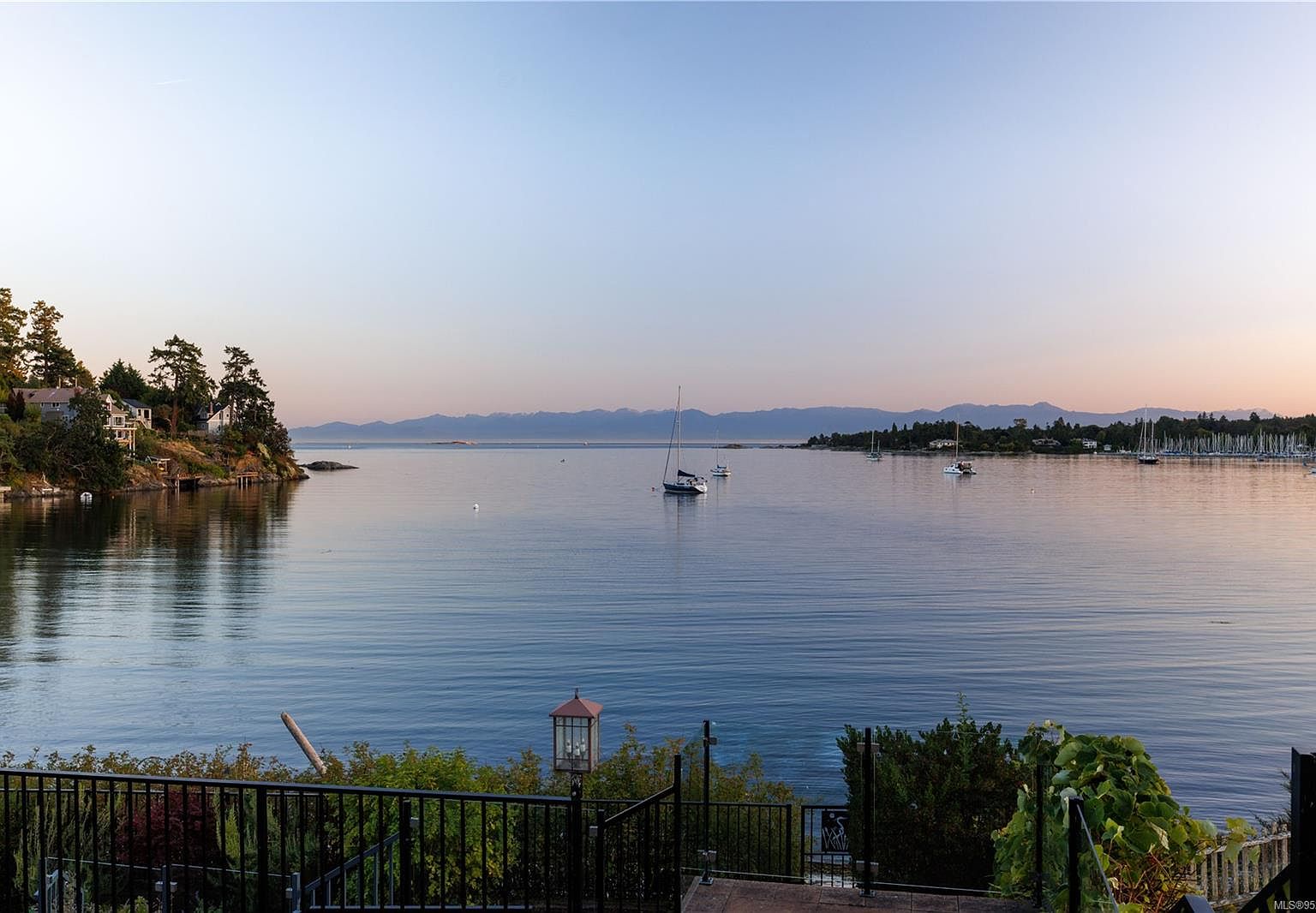 3917 Cadboro Bay Rd, Victoria, BC V8N 4G7 MLS 952480 Zillow