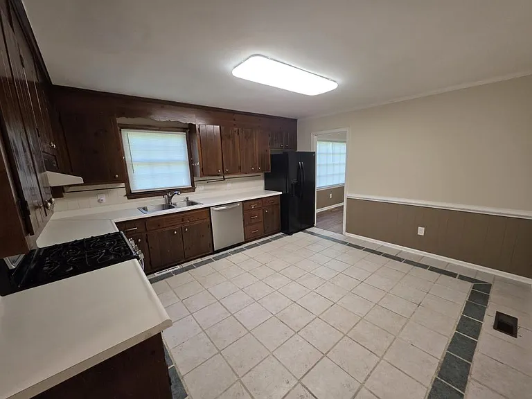 212 Stratford Dr — Photo 19