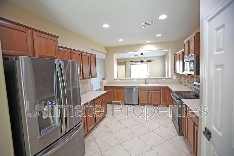 4 bed, 2.0 bath, 2059 sqft, $2,195 — Photo 4
