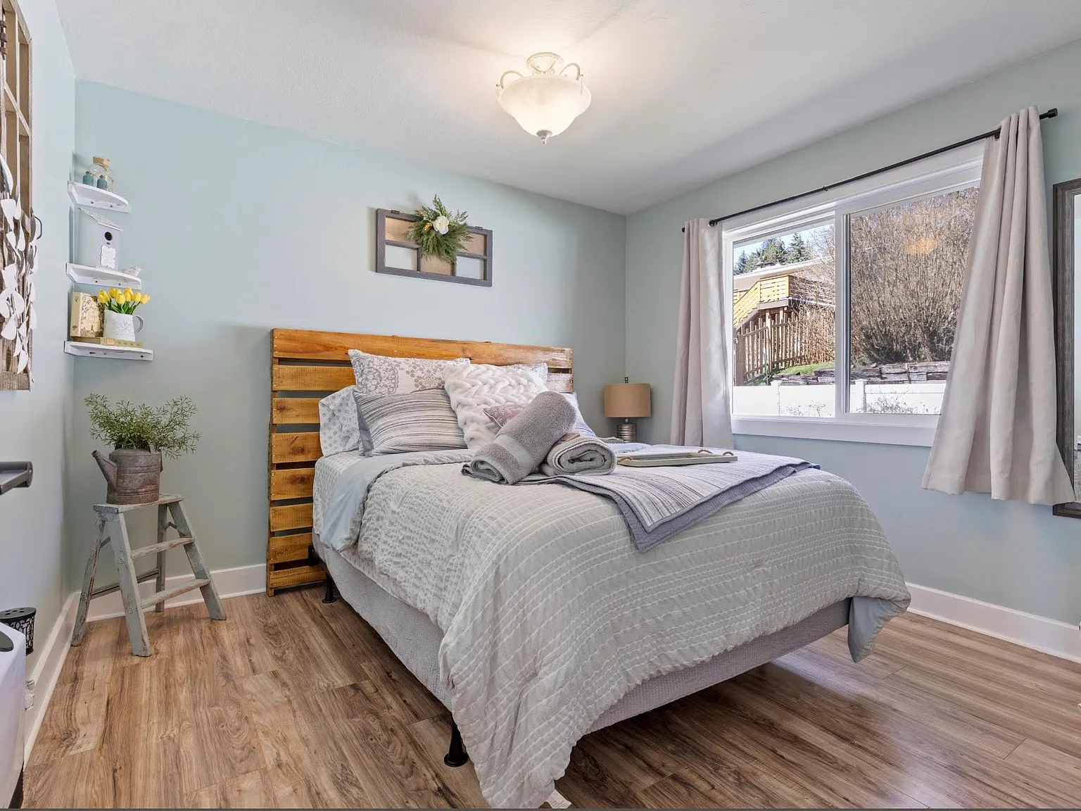 5 bed, 2592 sqft, $950 — Photo 2