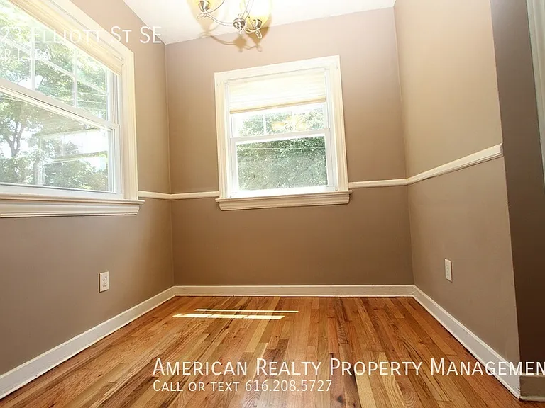 923 Elliott St SE — Photo 5