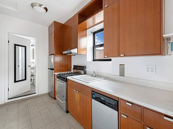 3rd image of 225 W 10th St APT 2D