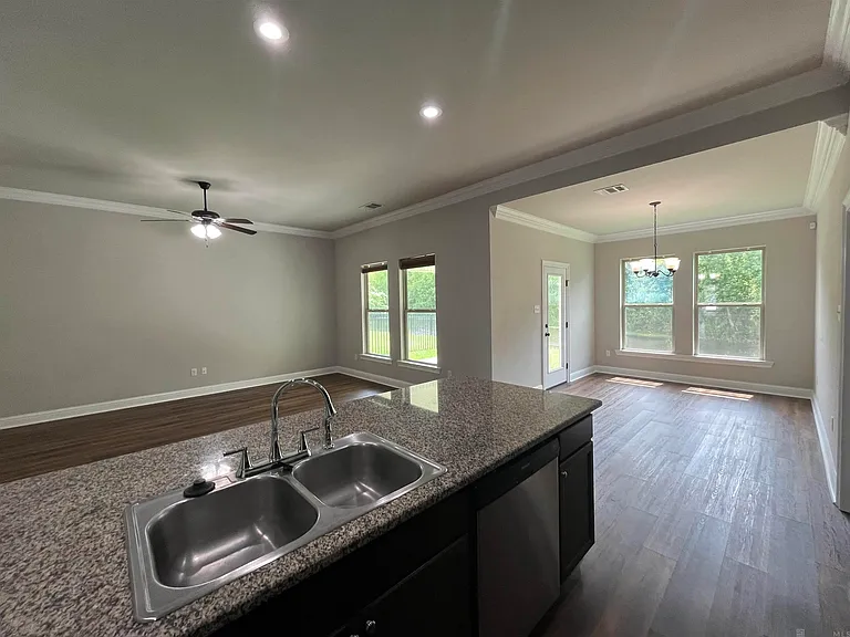 1303 Hickory Creek Dr — Photo 7