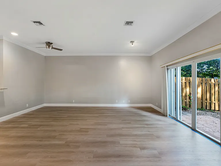 2928 SW 18th Ter — Photo 9