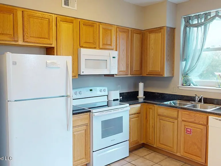 2230 Beach Dr #301 — Photo 7