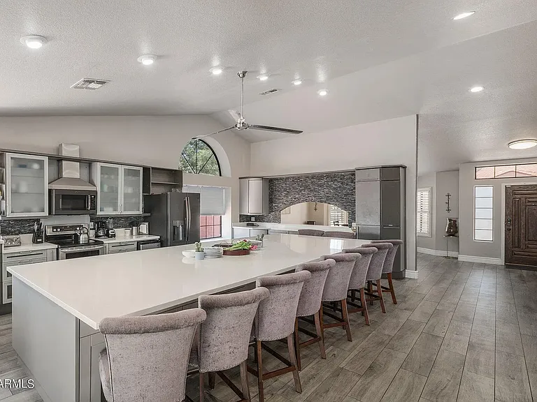 1142 E Kings Ave — Photo 3
